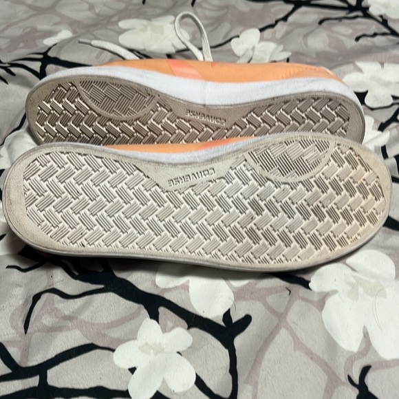 Vintage low-top Converse tennis shoes! - Picture 3 of 4